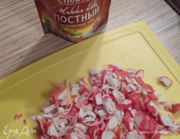 Крабовые палочки нарезаем.