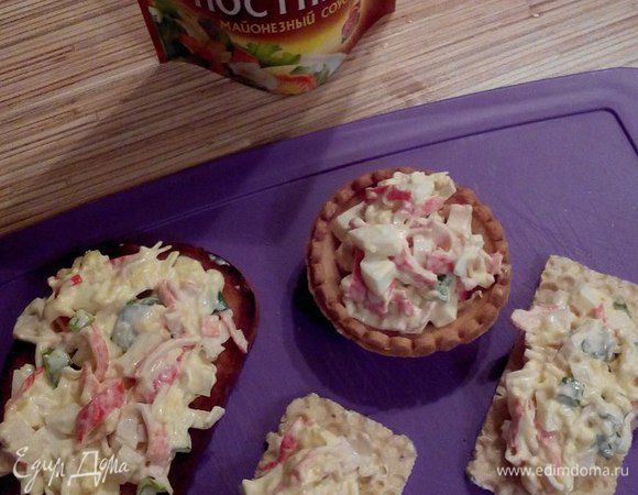 Начинаем формировать наши бутерброды. Наполняем тарталетки, намазываем хлебцы и гренки нашим салатом.