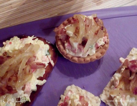 Сверху посыпаем жареным луком и беконом. Хрустящий бекон и лук придадут пикантность нашей закуске. Ну вот и все, приятного аппетита!