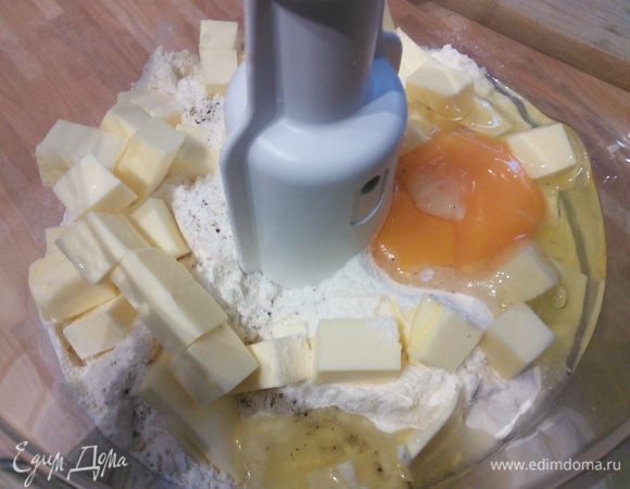 Для теста смешать в блендере муку, щепотку соли, холодное масло, нарезанное мелким кубиком и яйцо. Если колобок не получается, добавить ложку ледяной воды. 