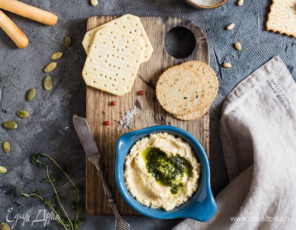 Смешайте в блендере нут вместе с жидкостью и сок лимона. Добавьте чеснок, зиру, большую щепотку морской соли, кунжутную пасту и пару ложек масла. Прокрутите до получения блестящего однородного соуса.