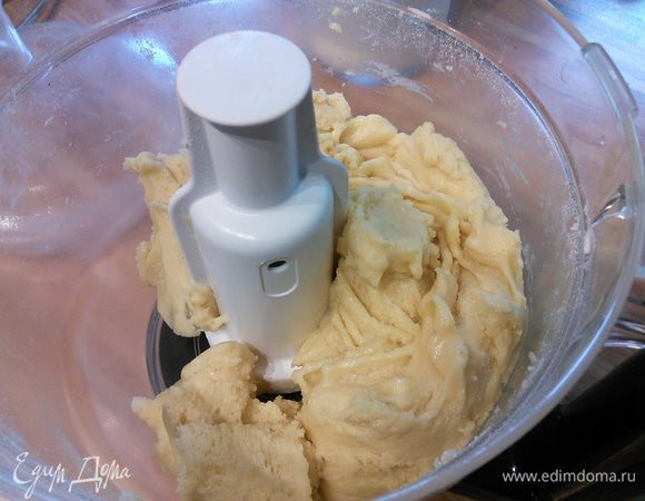 Тесто собрать в комок, обернуть пищевой пленкой и отправить в холодильник на 1 час. 