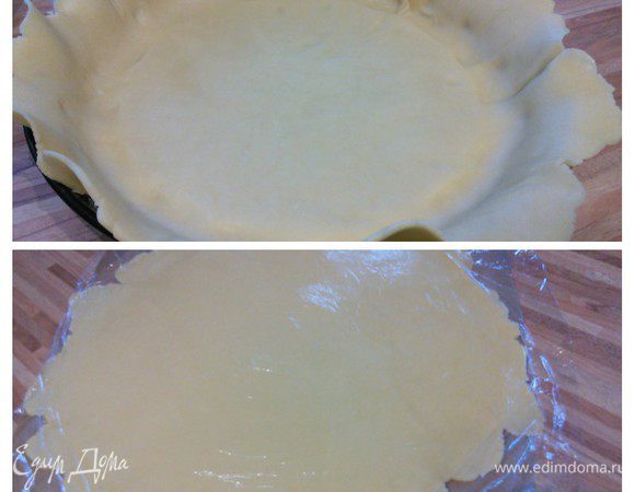 Через 1 час тесто раскатать прямо на пергаментной бумаге в круг. Я это делаю под пленкой.  Выложить им форму для тарта, сделать проколы вилкой и поставить форму в холодильник ещё на 30 минут. 