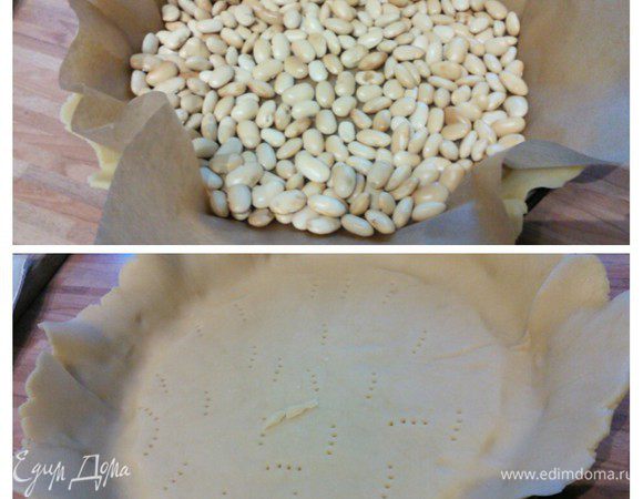 Покрыть тесто листом пергаментной бумаги, утяжелить фасолью или горохом и выпекать в заранее разогретой до 180°С духовке 15 минут, затем снять пергамент с фасолью и выпекать еще 5 минут. Вынуть из духовки и полностью охладить. 