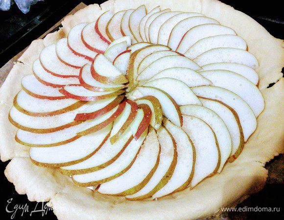 Тарт выложить сыром и слайсами груши. Я выкладывала сначала по внешнему диаметру, а затем серединку. Мои груши были крупными, поэтому мне хватило 2 штук. Посыпать сахаром и щепоткой соли. По желанию сбрызнуть алкоголем, к примеру коньяком или ромом. Запекать ещё 30 минут.