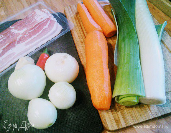 Для начала очистить овощи, промыть под холодной водой. Я добавила от себя кусочек чили.