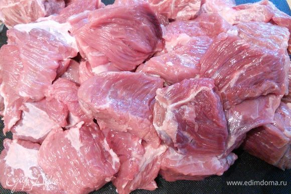 Мясо обмыть, удалить жилы, нарезать на порционные кусочки.