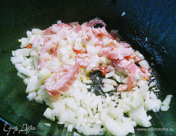 В этом же масле обжарить бекон и лук.