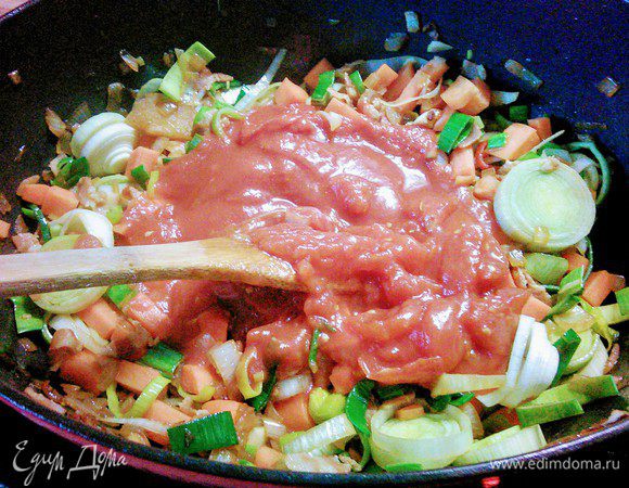 Добавить помидоры в собственном соку, предварительно их размять и тушить на маленьком огне 10 мин.