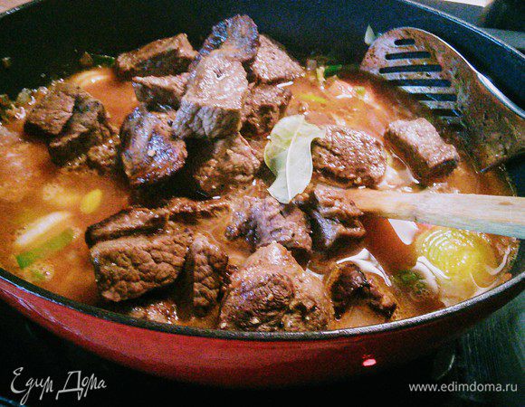 Влить 1 литр воды или бульона, закипятить, посолить и поперчить, добавить щепотку сахара (примерно 1ч. л.), лавровый лист и мясо и тушить под крышкой около 2 часов или до готовности мяса.