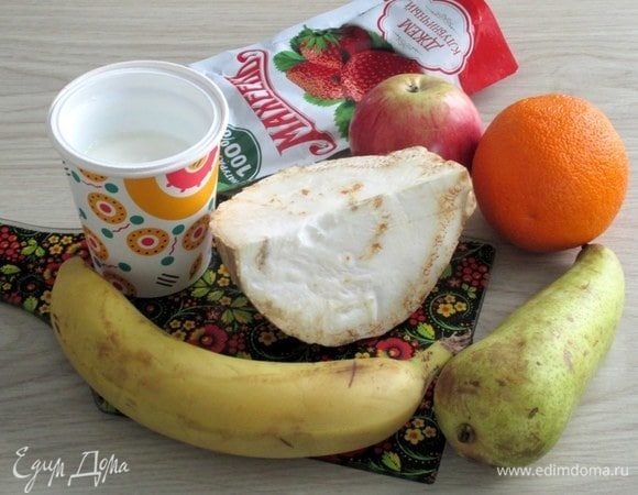 Для интересного и гармоничного салата из фруктов и корневого сельдерея подготовьте ингредиенты.