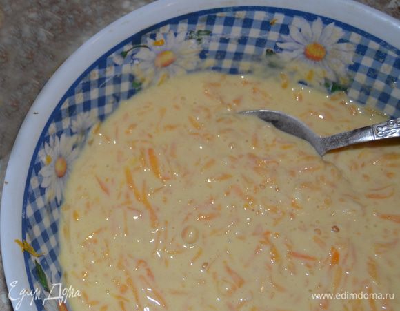 Замешиваем тесто, как на обычные оладьи: из  кефира (или молока), муки, разрыхлителя, щепотки соли и яйца. Добавляем в тесто натертую тыкву, размешиваем.