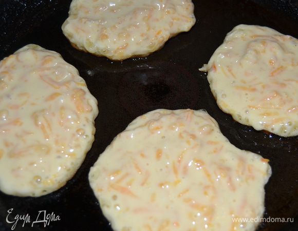 Выпекаем оладушки, смазывая сковороду растительным маслом, обжаривая с двух сторон.