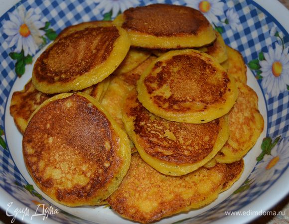 Подаем для близких, едим, кто с чем любит: с творогом, сметаной, медом.
Мне больше всего нравится кушать такие оладушки с зерненым творогом. 