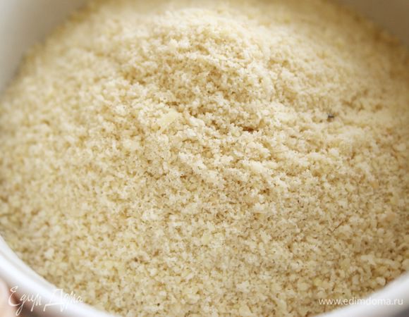 Просеять оба вида муки, добавить разрыхлитель и ввести аккуратно в яичную смесь.