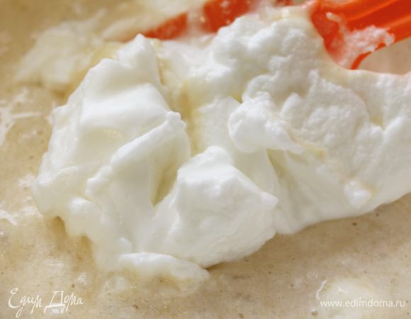 Взбить белки с сахаром до устойчивых пиков и также аккуратно ввести в яично-мучную массу.
Вылить тесто в форму диаметром 18 см и выпекать в разогретой до 180°С духовке 20-30 мин.