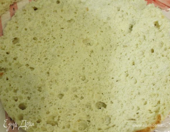 Готовому бисквиту дать остыть на решетке и разрезать на два коржа.
Для торта использовать один корж, из которого вырезать круг 16 см.
Второй корж можно завернуть в пленку и отправить в морозильник.