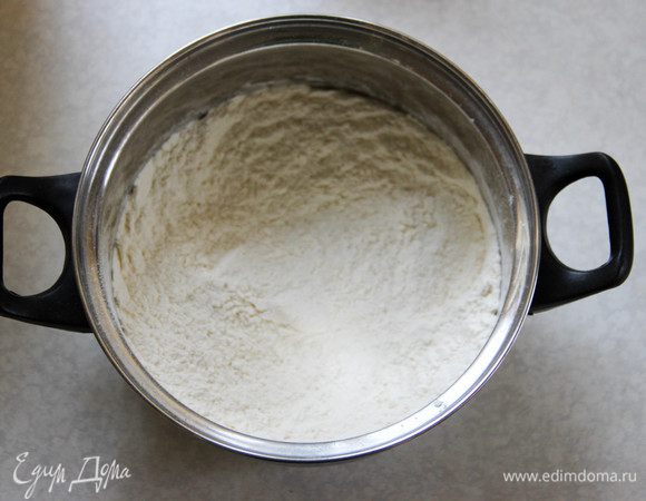 Муку, соль, сахар смешиваем в миске.