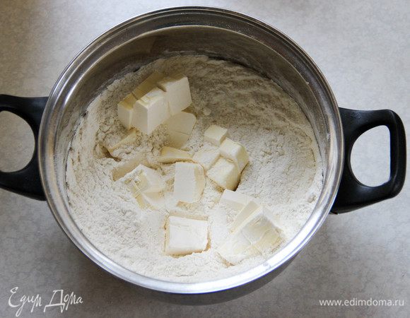Добавляем маргарин, нарезанный кубиками, и перетираем все вместе. Получается мелкая крошка.