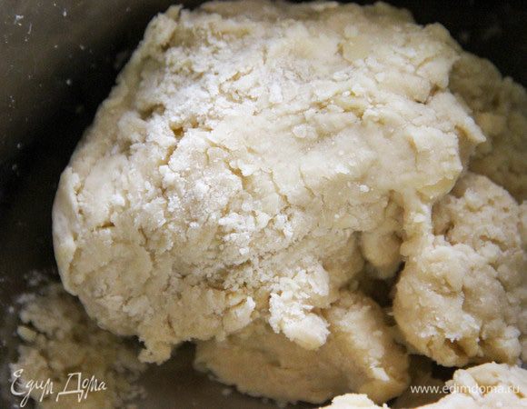 Вымешиваем тесто руками. Оно не должно быть липким, поэтому с водой не переусердствуйте. Разделяем тесто на две части, заворачиваем в пищевую пленку и отправляем на 20 минут в холодильник.