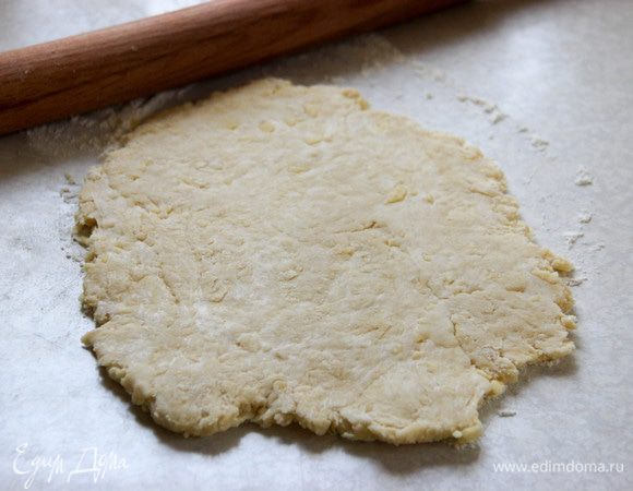 Тесто достаем из холодильника. Раскатываем первую часть — не очень тонко.