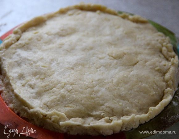 Второй пласт тоже раскатаем и накрываем им пирог. Прижимаем края. А теперь пирогу нужно минут 15 провести в морозилке.