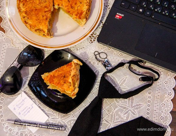 Пирог можно подавать и в теплом виде (так он мне понравился даже больше из-за волшебного вкуса сырной корочки), и в холодном.