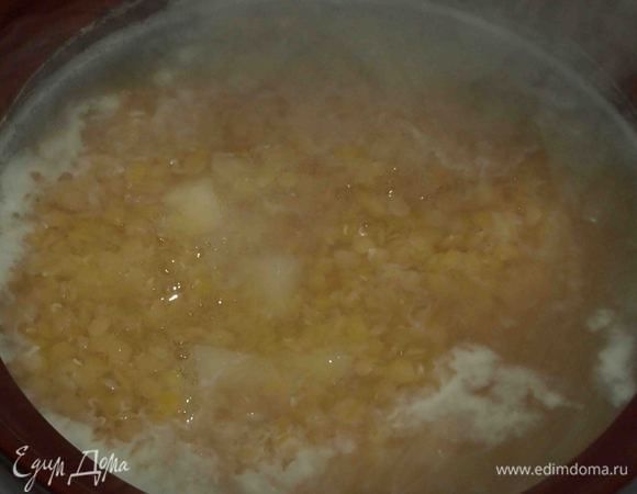 Доводим до кипения и добавляем заранее очищенный, нарезанный на мелкие кубики картофель. Варим до готовности картофеля и чечевицы. 
Чечевица варится в течение 20 — 30 минут. Я беру для похлебки колотую красную чечевицу, она готова в течение 10 минут. Солим, перчим по вкусу.
Пока варится чечевица с картофелем, готовим овощи с сальчичоном.
