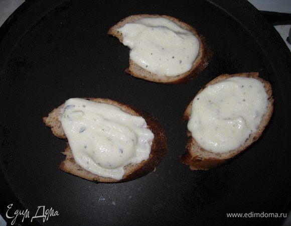 Я использовала только сухую сковородку. В целом, можно хлеб подсушить в духовке и, собрав брускетты, снова отправить на несколько минут в духовку. У меня все происходит на сковороде. Хлеб подсушила на одной стороне, перевернула, помазала соусом.