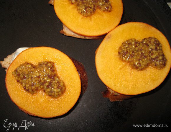 На соус выложить хурму, горчицу.