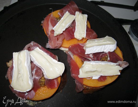 Затем прошутто и пару ломтиков бри. Огонь уменьшить до минимума и накрыть крышкой на 1 — 2 мин.