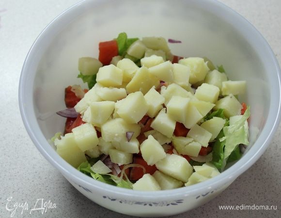 Картофель, нарезанный на кусочки.