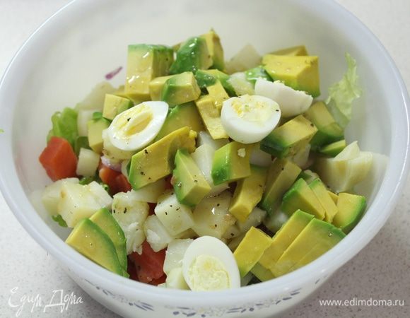 Затем яйца, кусочки авокадо.