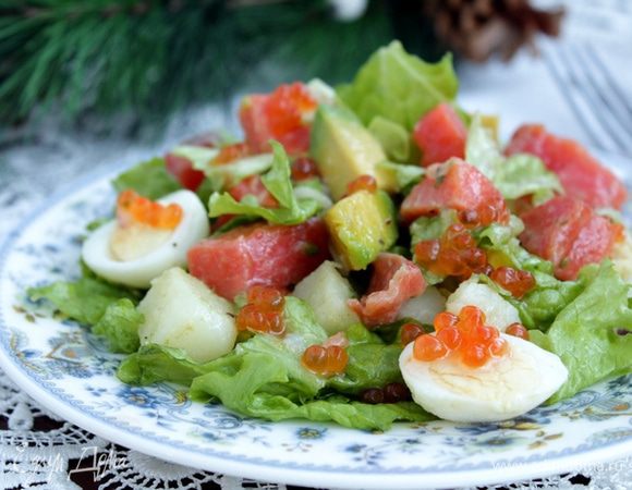 Заправляем соусом, добавляем немного икры (можно и без нее).