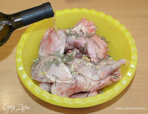 Выложите кролика в емкость, натрите чесноком, добавьте розмарин и тимьян, залейте вином. Поставьте мариноваться в холодильник на 3 часа.