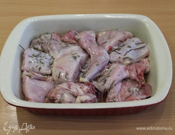 Кролика выложите на овощи, полейте остатками маринада.