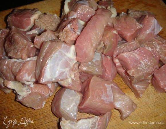 Говядину промыть и нарезать кусочками.