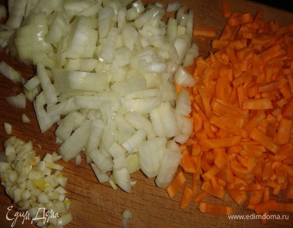 Лук нарезать кубиками, морковь — соломкой, чеснок мелко порубить ножом.