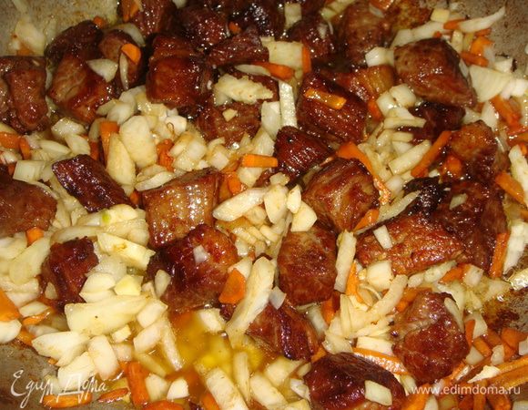 Добавить лук с чесноком, обжарить пару минут.