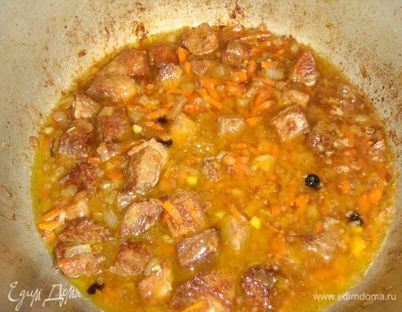 Я люблю, чтобы говядина «таяла» во рту, поэтому добавляю 1,5 стакана воды и еще тушу 20 минут.