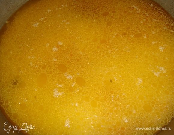 Выложить рис в казан, влить 1 л воды, сверху вставить лавровый лист и готовить на медленном огне под закрытой крышкой, не мешая, 30 минут.