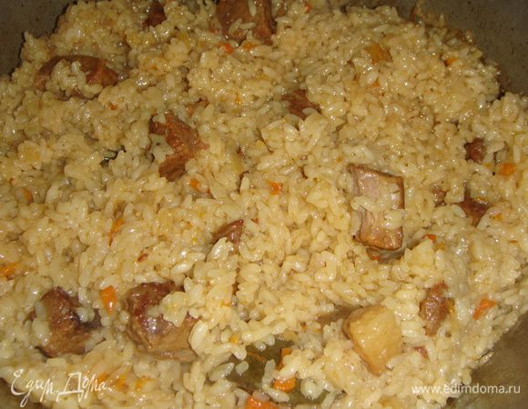 Через 30 минут выключить плиту, плов перемешать и закрыть крышкой. Дать настояться 20 минут и подавать к столу. Приятного аппетита!