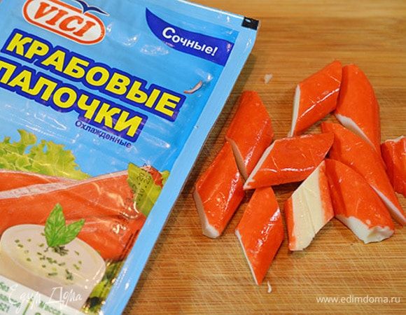 Крабовые палочки порежьте. Для этого рецепта я использую крабовые палочки ТМ VICI.
