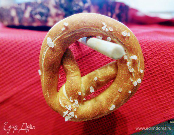 И, так как пиво я не очень люблю, то посоветую попробовать к брецелю тоже типично баварский слабоалкогольный напиток  радлер http://www.edimdoma.ru/retsepty/56612-radler 
