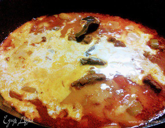 Через 2 часа влить сливки и тушить на маленьком огне еще 30 мин.