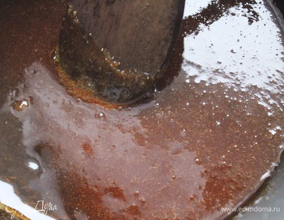 Я использовала курагу ТМ «Семушка», порезать ее мелким кубиком.
Сварить сухую карамель: нагреть сотейник, растопить 1/2 часть сахара, как только весь сахар растопится, всыпать оставшийся сахар и растопить. Добавить аккуратно горячие сливки, перемешать.