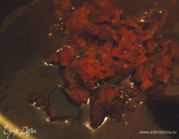 Добавить масло и курагу, перемешать и проварить 30 сек. Снять с огня, добавить желатин, остудить до 60°С. Положить бисквит в кольцо диаметром 16 см, вылить карамель, поставить в морозильник.