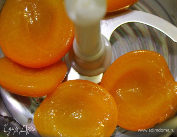 Для крёме пюрировать консервированные абрикосы.