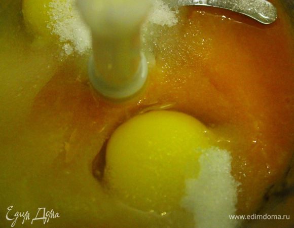 Смешать пюре абрикоса, слегка взбитые яйца, сахар, листочки тимьяна и лимонный сок. Варить смесь на небольшом огне до 80°С. Добавить распущенный желатин, пробить крёме блендером и вылить поверх карамели с курагой, поставить в морозильник.