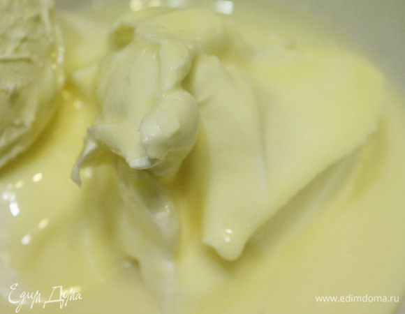 Для мусса пробить блендером маскарпоне и сгущенное молоко. Важно, чтобы сыр и сгущенное молоко были комнатной температуры.